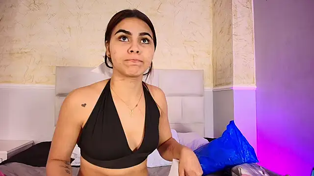 Snapshot of KimberlyLoren chatting on 10-04-25, 12:58 KimberlyLoren online show from 10-04-25, 12:58