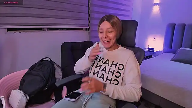 SkyThompson online show from 10-25-25, 03:47