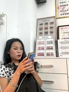 Snapshot of Baby-mmm chatting on 10-19-25, 04:02 Baby-mmm online show from 10-19-25, 04:02