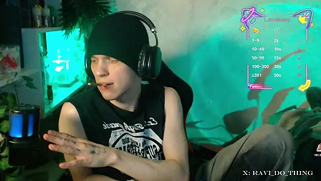 Snapshot of frozen_boy chatting on 10-29-25, 03:36 frozen boy online show from 10-29-25, 03:36