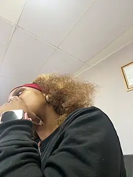 Snapshot of 031bubbles chatting on 10-10-25, 12:04 031bubbles online show from 10-10-25, 12:04