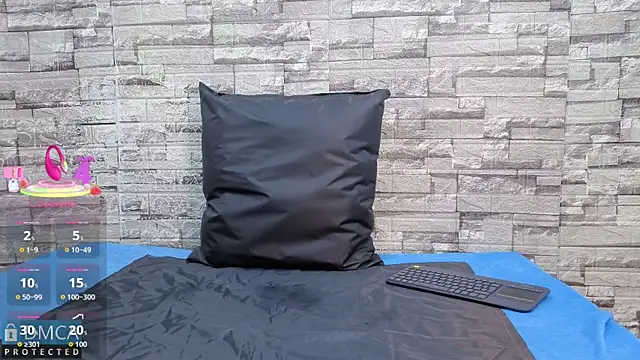 Kiara Zahiri   online show from 11-19-25, 10:59