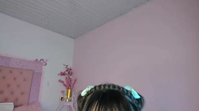 Snapshot of roxyswt chatting on 06-18-26, 04:57 roxyswt online show from 06-18-26, 04:57