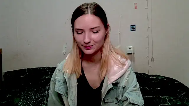  kikiclark   online show from 10-12-25, 08:41