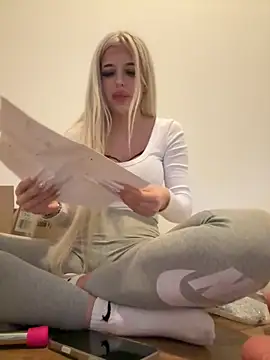 Snapshot of Steffi_Snowbunny chatting on 09-16-25, 02:18 Steffi Snowbunny online show from 09-16-25, 02:18