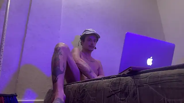 chrisalmeid  online show from 04-05-26, 08:11