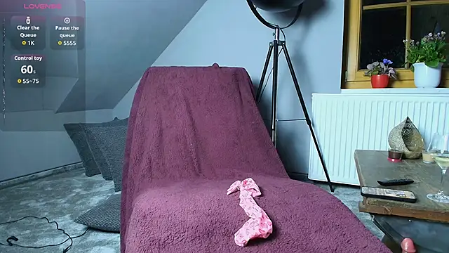 Snapshot of SashaSilk chatting on 10-27-25, 12:26 SashaSilk online show from 10-27-25, 12:26