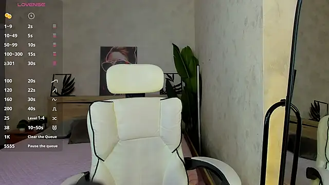 Snapshot of Lynn_Martin chatting on 05-16-26, 05:23 Lynn Martin online show from 05-16-26, 05:23