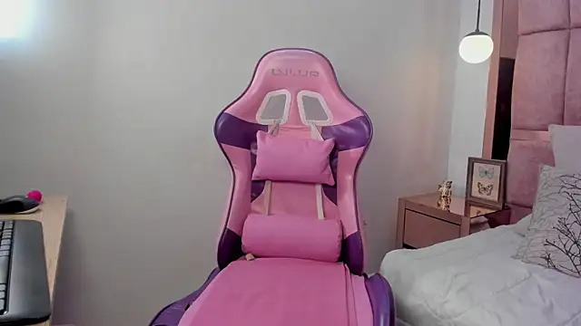 Snapshot of kate_lua chatting on 09-17-25, 11:56 kate lua online show from 09-17-25, 11:56