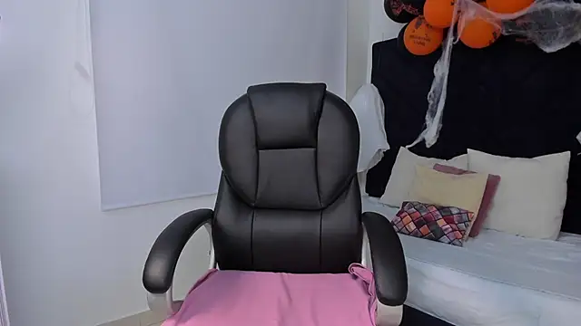 Snapshot of kate_lua chatting on 10-20-25, 12:27 kate lua online show from 10-20-25, 12:27