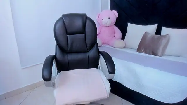 Snapshot of kate_lua chatting on 11-25-25, 11:43 kate lua online show from 11-25-25, 11:43