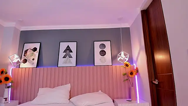 Nina Ford online show from 10-28-25, 03:21