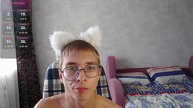 Snapshot of glasses_cat chatting on 09-10-25, 05:40 glasses cat online show from 09-10-25, 05:40