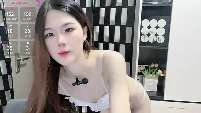 Snapshot of Yueyue-MM chatting on 09-26-25, 12:14 Yueyue-MM online show from 09-26-25, 12:14
