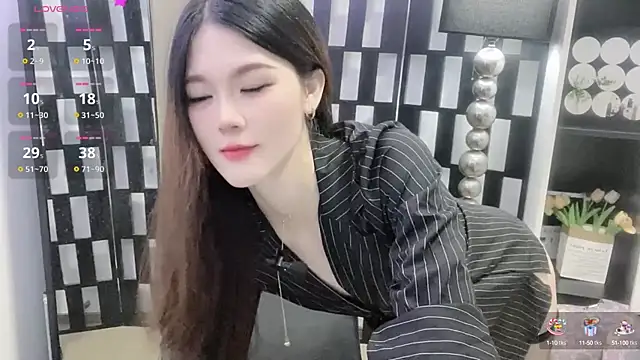 Snapshot of Yueyue-MM chatting on 10-07-25, 11:57 Yueyue-MM online show from 10-07-25, 11:57
