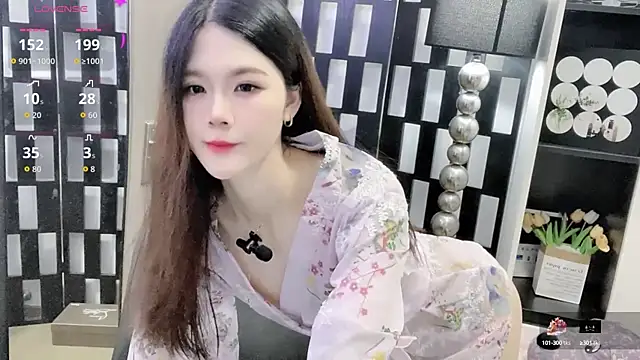 Snapshot of Yueyue-MM chatting on 10-16-25, 12:11 Yueyue-MM online show from 10-16-25, 12:11