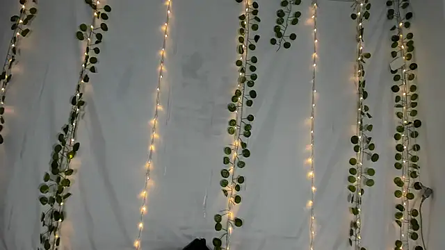 Snapshot of Zulema_R1 chatting on 10-14-25, 03:18 Zulema R1 online show from 10-14-25, 03:18