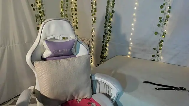 Snapshot of Zulema_R1 chatting on 10-19-25, 04:57 Zulema R1 online show from 10-19-25, 04:57