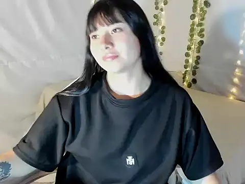 Snapshot of Zulema_R1 chatting on 10-30-25, 12:56 Zulema R1 online show from 10-30-25, 12:56