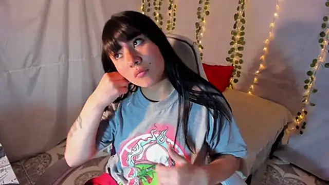 Snapshot of Zulema_R1 chatting on 11-10-25, 04:11 Zulema R1 online show from 11-10-25, 04:11