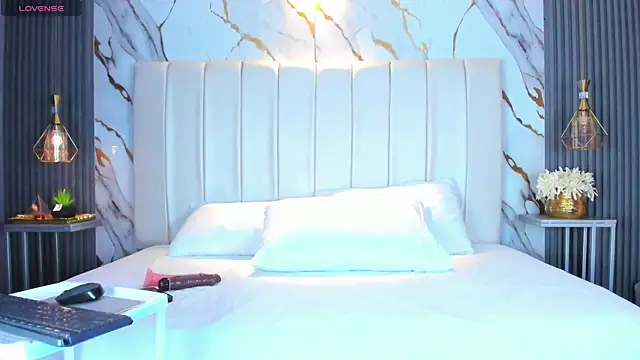 Snapshot of AariaLove chatting on 11-21-25, 05:00 AariaLove online show from 11-21-25, 05:00