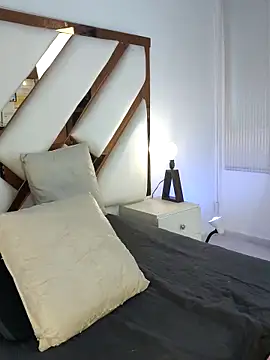 Niicolle Evanss online show from 04-15-26, 07:43