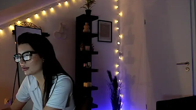 SophieFleur online show from 10-25-25, 05:51