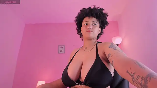 Snapshot of LiaaMoretzz chatting on 09-23-25, 02:25 LiaaMoretzz online show from 09-23-25, 02:25