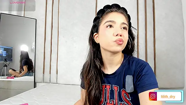 Lilith dry online show from 09-26-25, 04:22