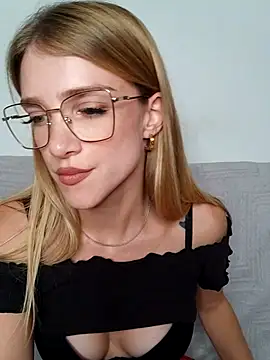 Snapshot of TeaseRosie chatting on 09-24-25, 02:09 TeaseRosie online show from 09-24-25, 02:09