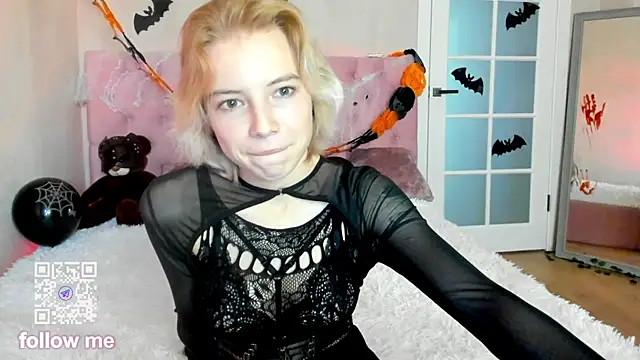 Pink Lila18 online show from 10-31-25, 09:54