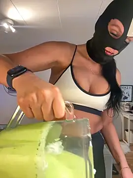 Snapshot of swedishbaddie chatting on 09-21-25, 03:35 swedishbaddie online show from 09-21-25, 03:35