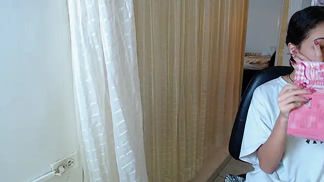 Snapshot of honeymoon_12 chatting on 10-04-25, 03:04 honeymoon 12 online show from 10-04-25, 03:04