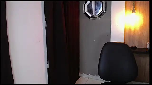 Snapshot of honeymoon_12 chatting on 10-18-25, 04:04 honeymoon 12 online show from 10-18-25, 04:04