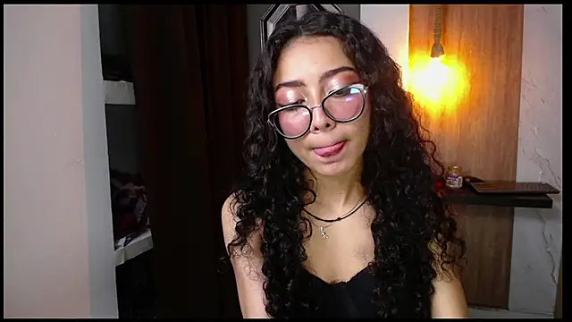 Snapshot of honeymoon_12 chatting on 10-19-25, 04:13 honeymoon 12 online show from 10-19-25, 04:13