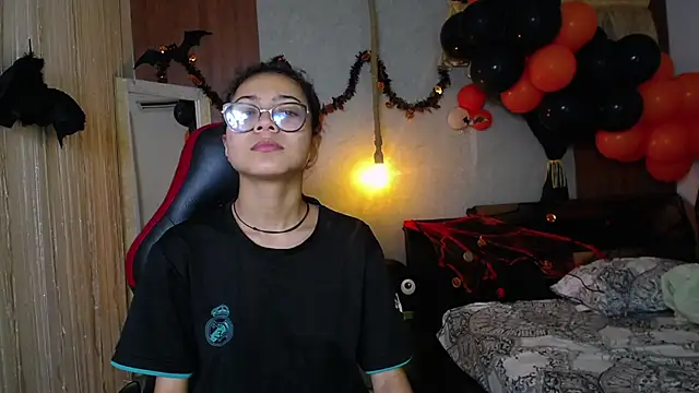 Snapshot of honeymoon_12 chatting on 10-29-25, 03:42 honeymoon 12 online show from 10-29-25, 03:42