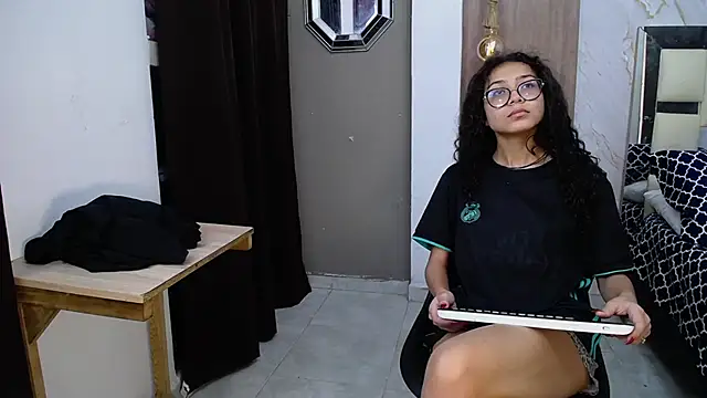 Snapshot of honeymoon_12 chatting on 11-08-25, 01:55 honeymoon 12 online show from 11-08-25, 01:55