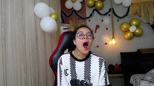 Snapshot of honeymoon_12 chatting on 11-16-25, 03:23 honeymoon 12 online show from 11-16-25, 03:23