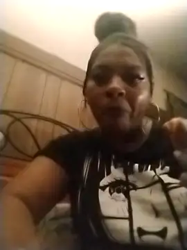 Snapshot of Ladiv33 chatting on 10-30-25, 05:24 Ladiv33 online show from 10-30-25, 05:24