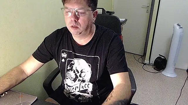 blueandwhite1 online show from 11-11-25, 08:25