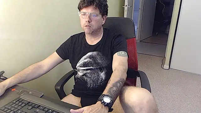 blueandwhite1 online show from 03-06-26, 04:14