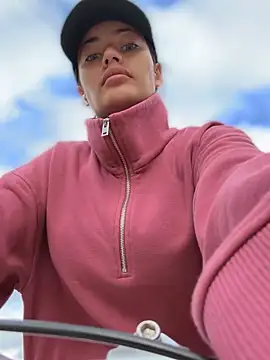 Snapshot of Risky_Workouts chatting on 09-27-25, 08:52 Risky Workouts online show from 09-27-25, 08:52