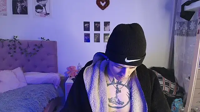 Snapshot of 2cyboy_ chatting on 10-06-25, 08:17 2cyboy online show from 10-06-25, 08:17