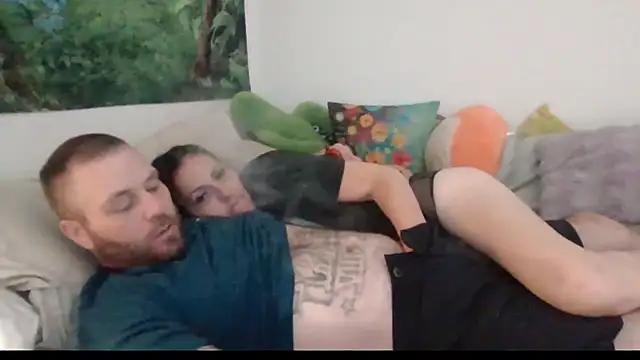 Snapshot of RaynLiz chatting on 09-17-25, 08:16 RaynLiz online show from 09-17-25, 08:16