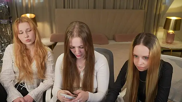 Snapshot of Ella_054 chatting on 10-13-25, 02:28 Ella 054 online show from 10-13-25, 02:28