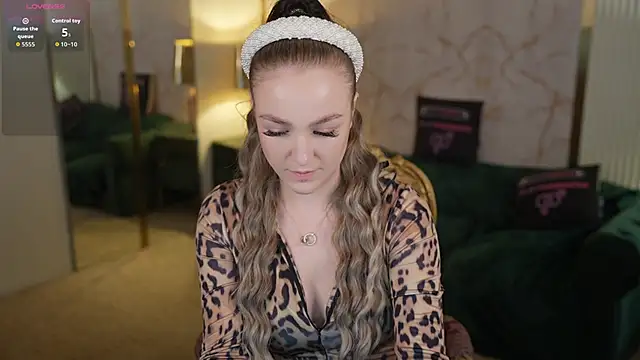 Ella 054 online show from 10-30-25, 06:19