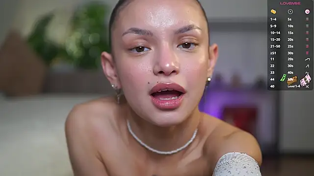 Snapshot of Dubai_Choco chatting on 10-13-25, 05:07 Dubai Choco online show from 10-13-25, 05:07