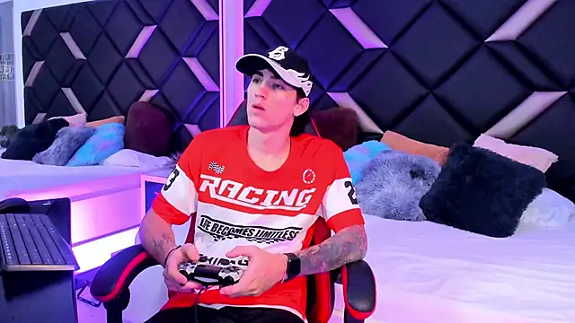 Snapshot of Handsomeboyss19 chatting on 10-18-25, 02:36 Handsomeboyss19 online show from 10-18-25, 02:36