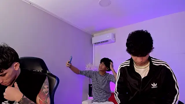 Snapshot of Handsomeboyss19 chatting on 06-06-26, 08:57 Handsomeboyss19 online show from 06-06-26, 08:57
