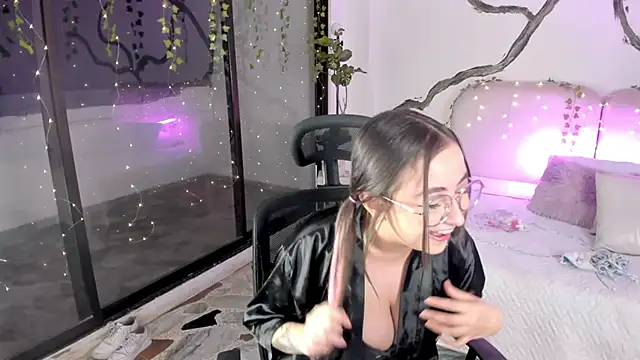 SarahCastro1  online show from 11-06-25, 04:35